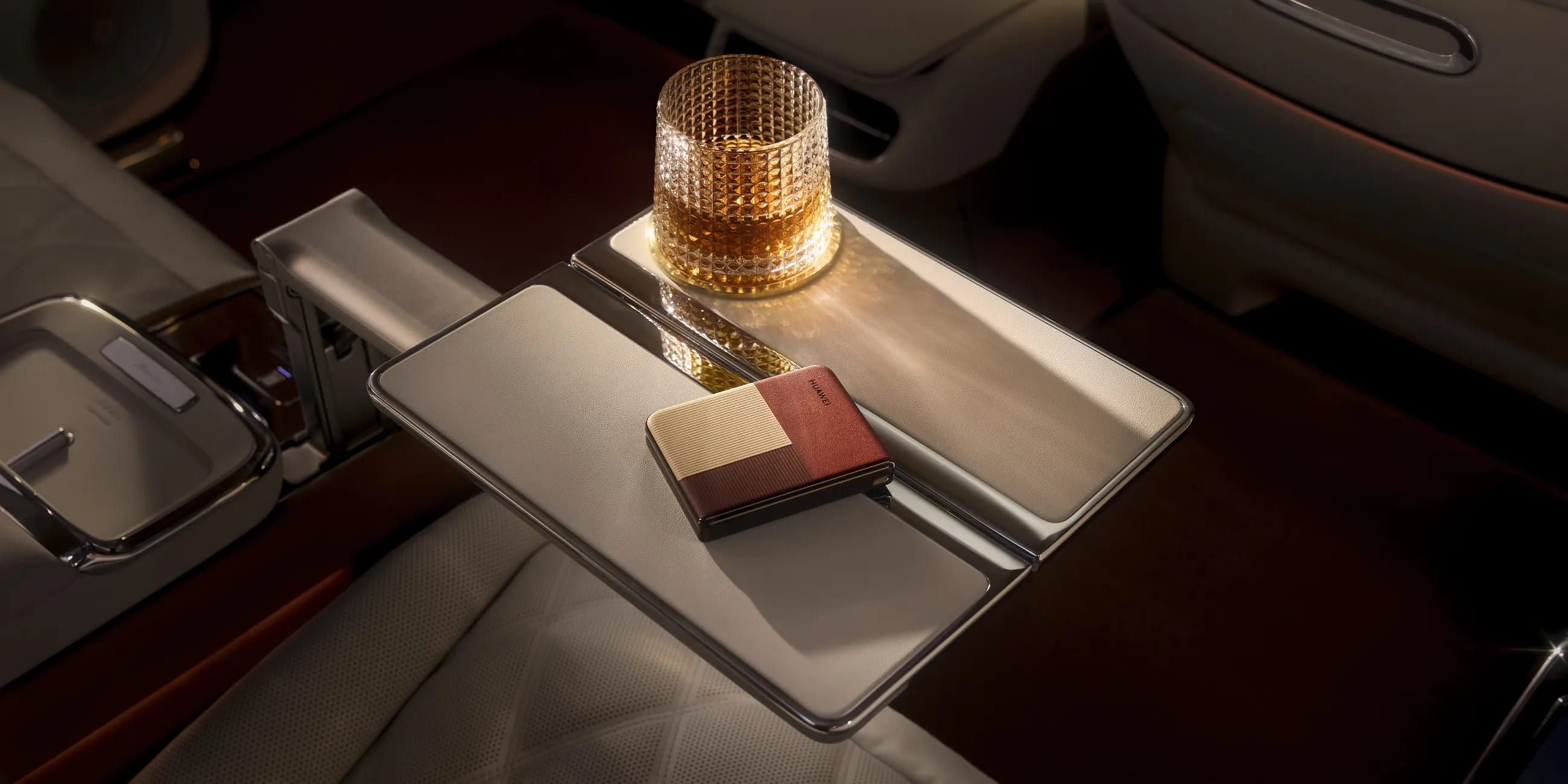 Маленький столик другого ряду